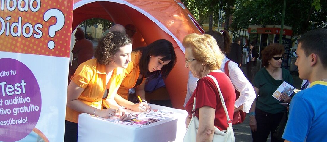 Promotoras y azafatas: cómo potenciar tu marca en la vía pública y el punto de venta