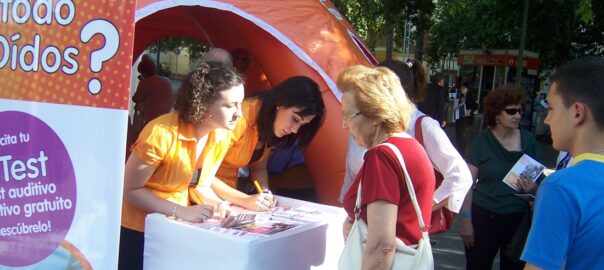 Promotoras y azafatas: cómo potenciar tu marca en la vía pública y el punto de venta